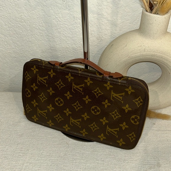 Louis Vuitton Other - Authentic LOUIS VUITTON ESCAPADO like new with COA
